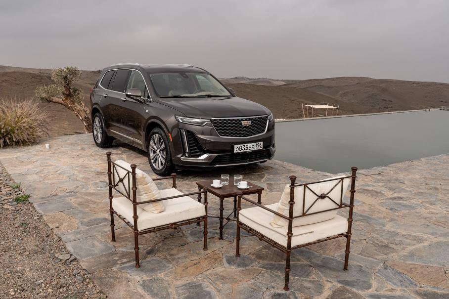 Внешность Cadillac XT6 в версии Premium Luxury кажется более сбалансированной благодаря контрастирующей хромированной отделке