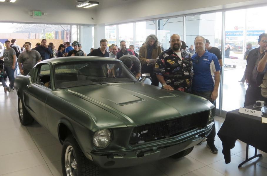 Кузов трюкового Мустанга после реставрации. Рядом — его совладелец Ральф Гарсия и эксперт по Мустангам Кевин Марти (в синем поло)