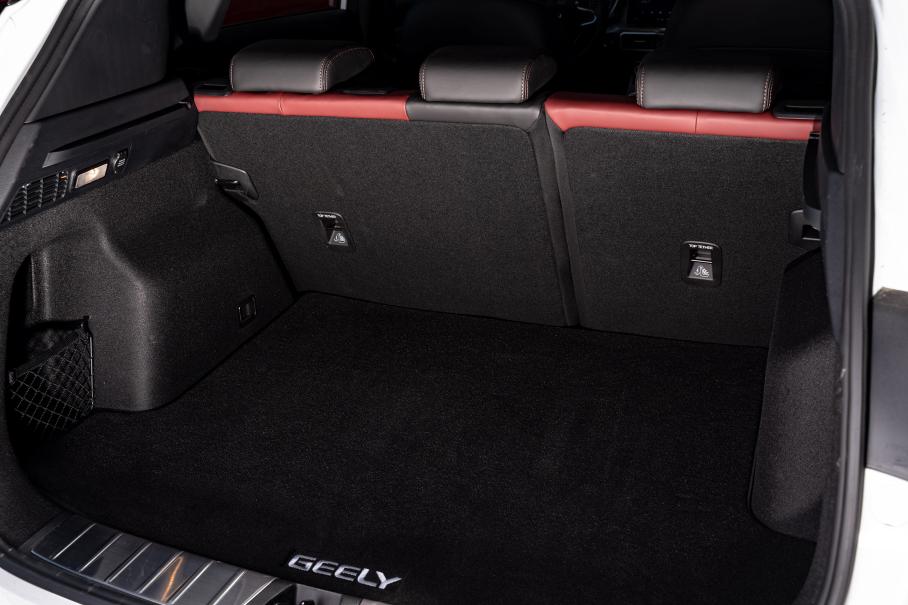 Объем багажника — 450 литров. Есть сетчатые кармашки и 12-вольтовая розетка