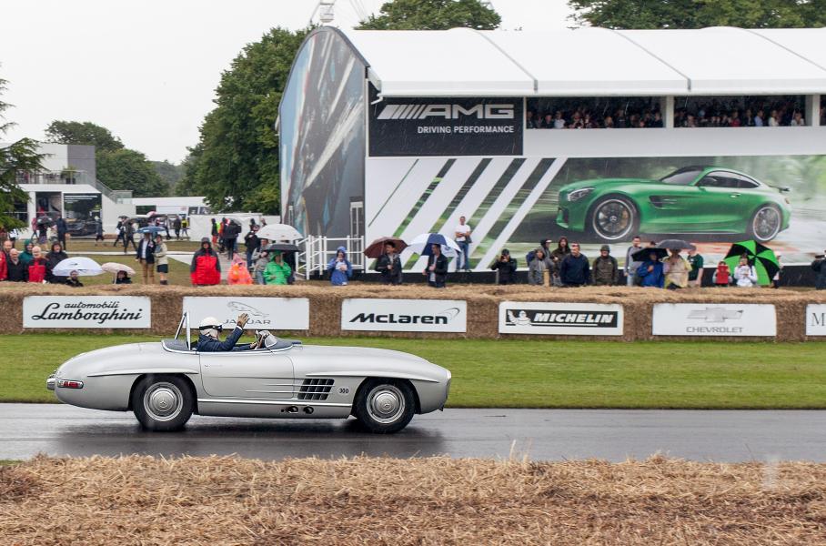 После окончания гоночной карьеры Мосс, по собственному меткому выражению, «работал Стирлингом Моссом». Здесь он приветствует зрителей за рулём редкого Mercedes-Benz 300 SLR на Фестивале Скорости в Гудвуде (2016 год)