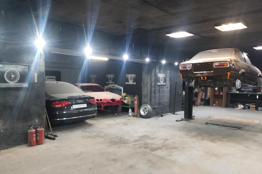 Мастерская фокусируется на реставрации интересных старых машин, но также занимается обслуживанием и ремонтом современных автомобилей