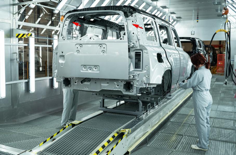 На этом фото хорошо видно коробчатый усилитель большого сечения, образующий заднюю стойку кузова (указан стрелками)