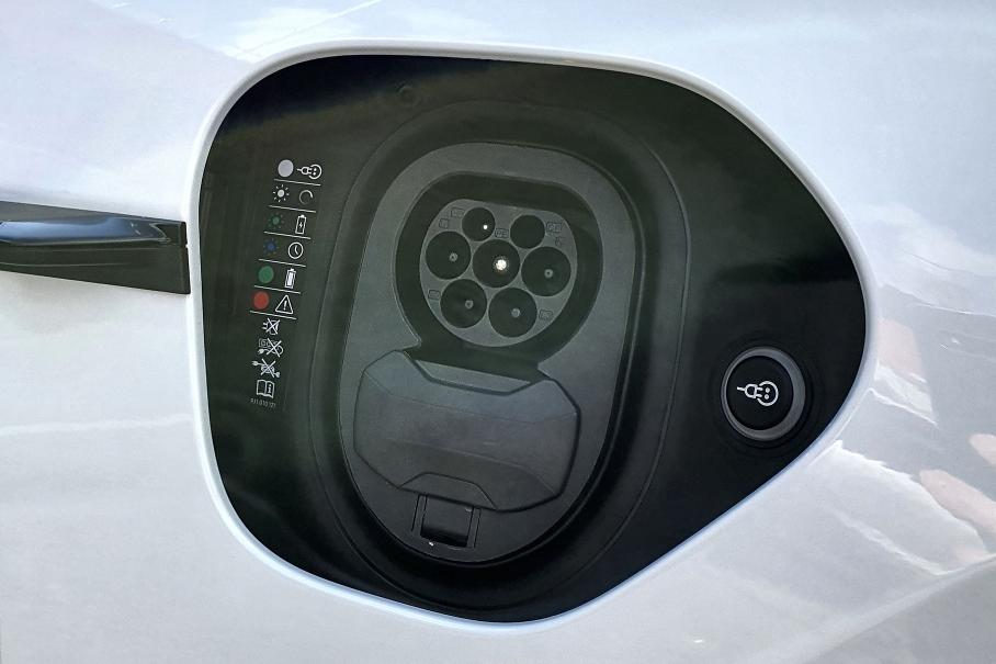 Порты зарядки расположены симметрично с обеих сторон кузова, но сверхскоростной интерфейс Ionity есть только с правой (закрытая крышкой нижняя секция)