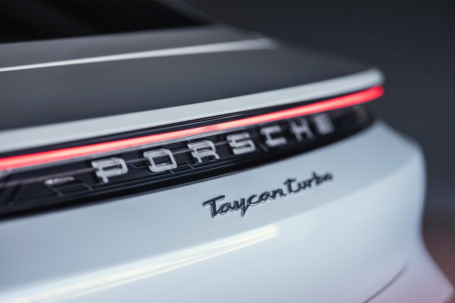 Название Turbo — это теперь условность, суббренд, обозначение наиболее быстрых версий Porsche. Потому что сейчас почти любой Porsche оснащён турбонаддувом. Да что уж там, почти любой новый автомобиль большинства марок