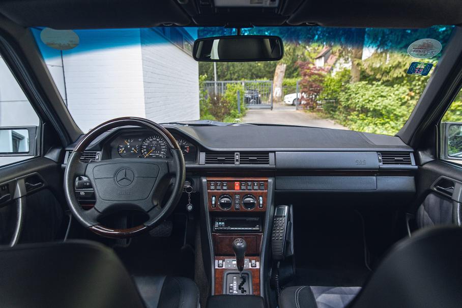 Знакомим самый быстрый седан Mercedes-AMG с его прародителем