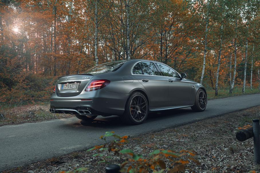 Знакомим самый быстрый седан Mercedes-AMG с его прародителем