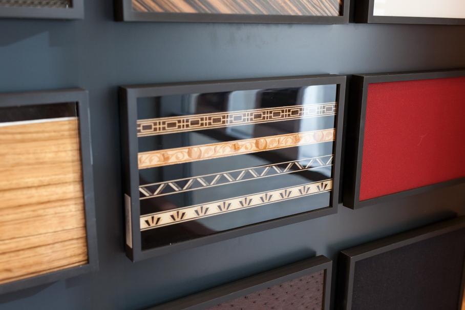 Клиенты, которые заказывают Rolls-Royce по индивидуальным проектам, встречаются с дизайнерами в особом месте в штаб-квартире в Гудвуде. Там представлено множество образцов материалов и техники отделки: маркетри, инкрустация, вышивка...