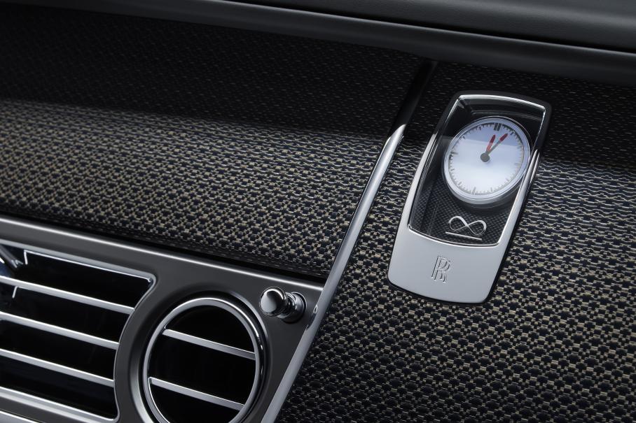 Отделка углеволокном в салоне Wraith Black Badge