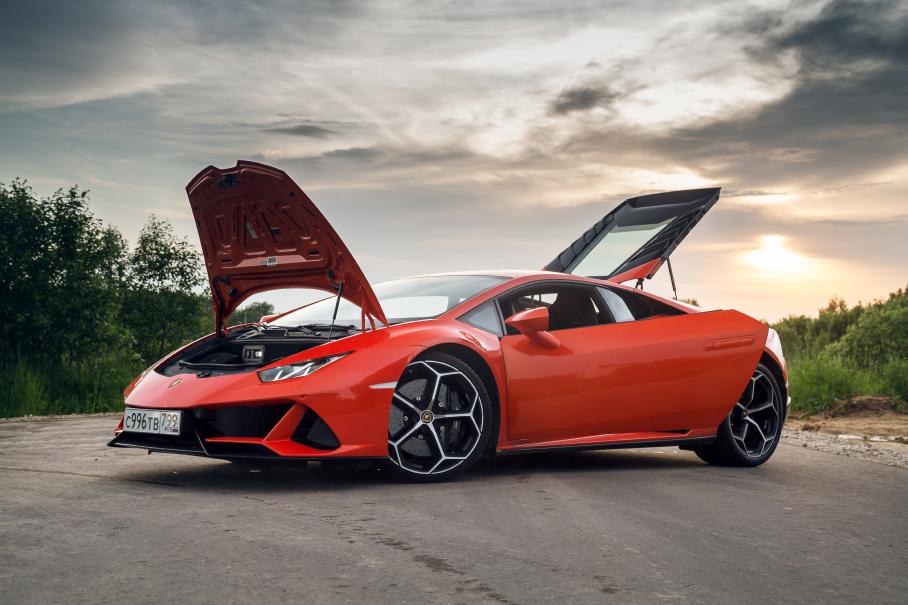 Здесь обычные, не «ламбо-двери», как у старшего Aventador. Но и без них Huracán Evo производит фурор, когда открывает доступ ко всем отсекам. Суперкар становится похожим на расправившего подкрылки и крылья экзотического жука