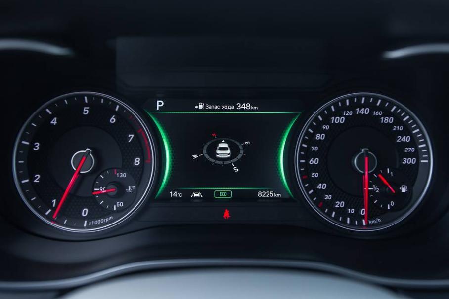 Так выглядит панель приборов на прежних машинах и на нынешних в более простых комплектациях