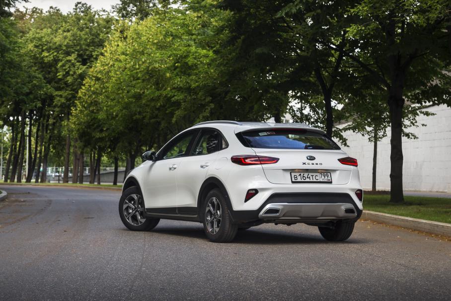 Робот Kia настроен примерно так же, как фольксвагеновская коробка — любит высокие передачи. И если в Volkswagen давно победили городские пробочные рывки, то «корейская DSG» в этом плане пока отшлифована не идеально. Хотя уже намного лучше, чем на Ceed, который я водил полтора года назад