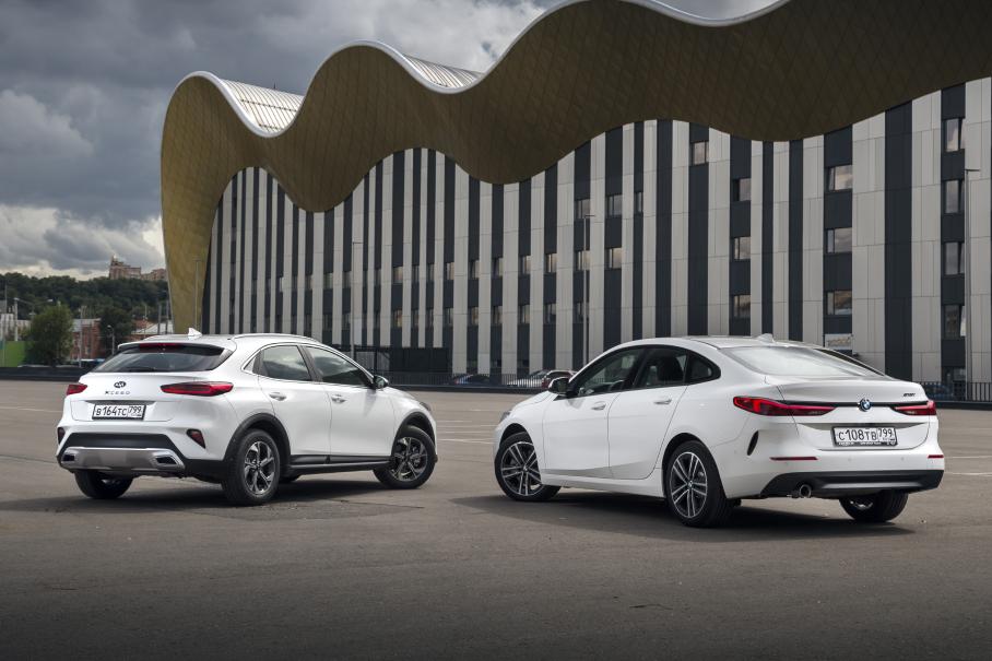 В тесте участвовал автомобиль Kia не в топовой, а в предпоследней комплектации за 1,67 миллиона. От максимального XCeed 1.4 за 1,93 миллиона он отличается отсутствием люка, большинства водительских ассистентов, навигации, беспроводной зарядки, продвинутой аудиосистемы, электроручника и ещё нескольких мелочей. При формировании выводов в расчет принималась топ-версия. А фактическое отсутствие на тестовой машине некоторых позиций комплектации не оказывало влияния на оценку её потребительских качеств