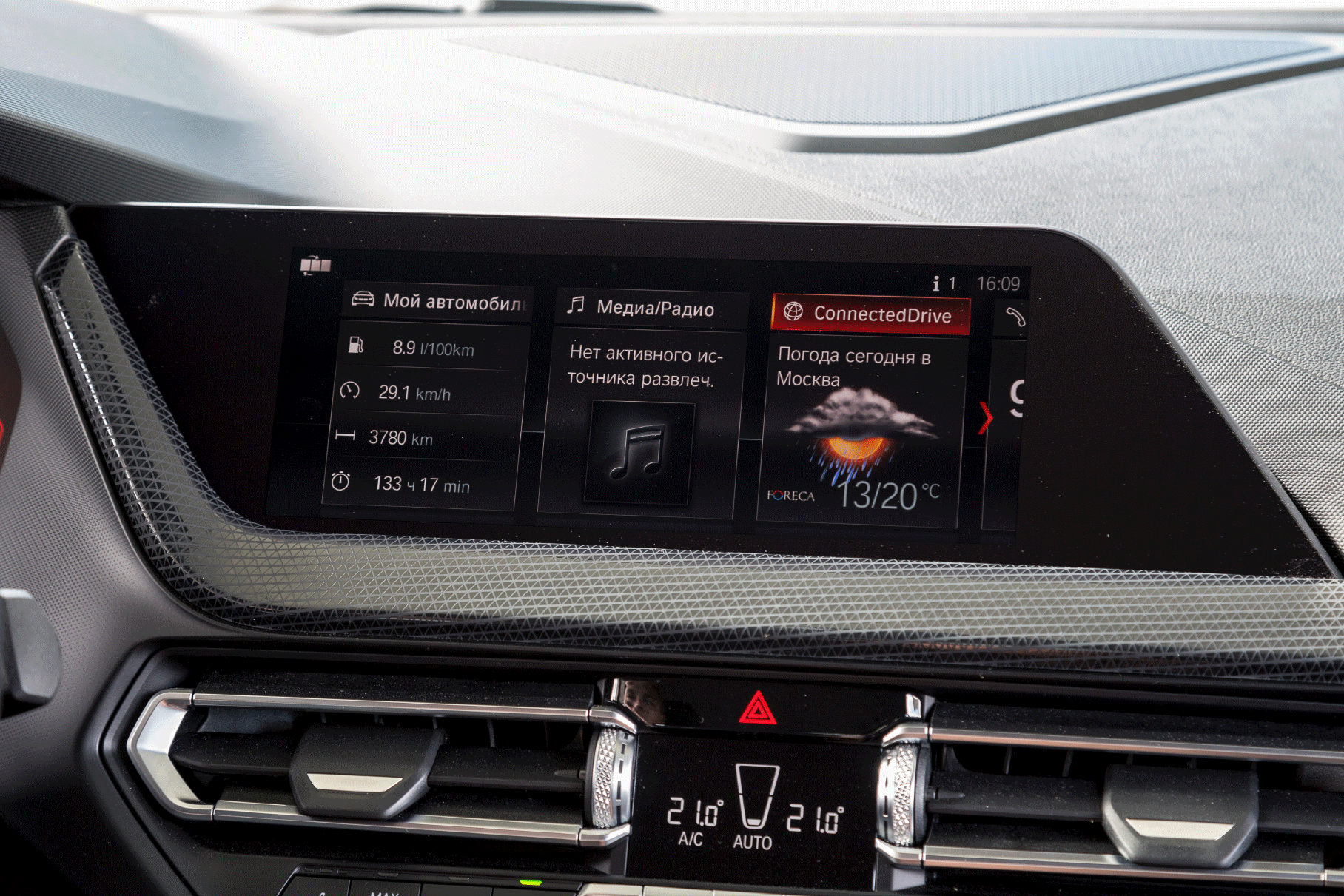 По уровню графики интерфейса, функционала и удобства пользования мультимедийная система BMW сегодня — практически эталон. Правда, за два миллиона навигации тут не будет