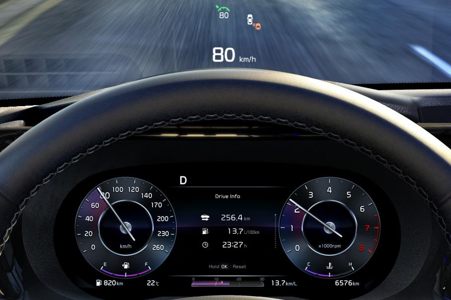 Среди вороха систем помощи водителю (их полный набор плюс проектор данных на лобовое стекло — отличие топовой версии GT Line+ от GT Line) есть пара необычных. Это деликатное напоминание о том, что впередиидущий автомобиль тронулся (также встречается разве что у Subaru) и предотвращение столкновения при повороте на перекрёстке