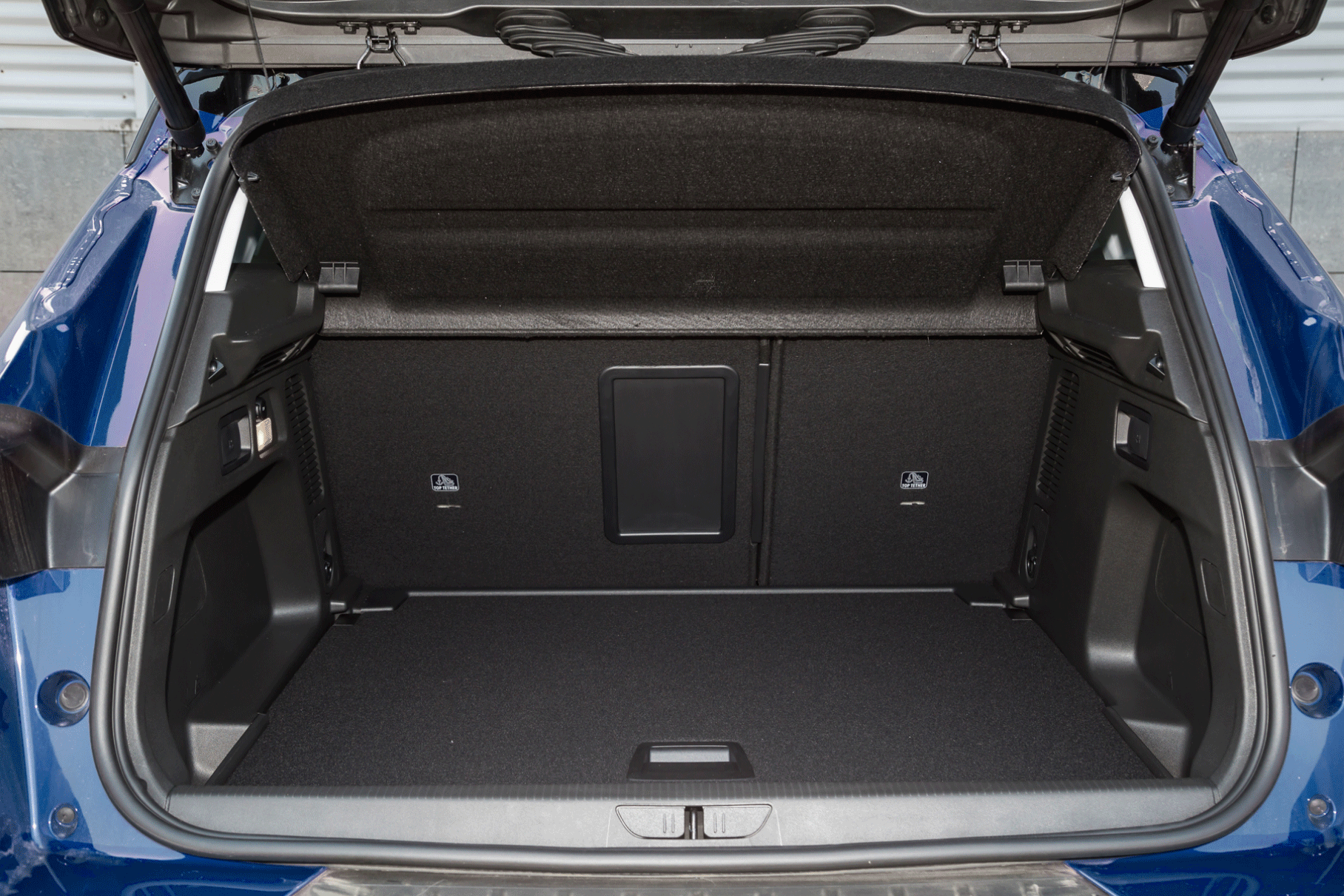 Объем багажника — 514 литров. Задние сиденья складываются в пропорции 60:40. Пол багажника — двухуровневый. В нижнем положении он выдерживает 150 килограммов, в верхнем — до 100 килограммов.