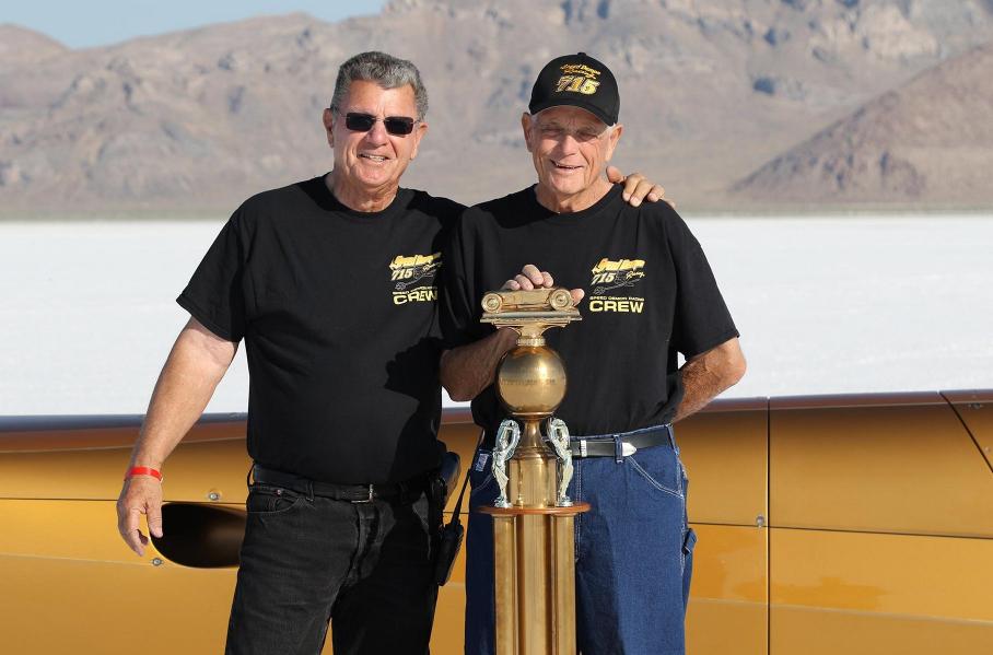 Обладатель нового рекорда скорости для автомобилей с поршневыми двигателями Джордж Потит (справа) с Роном Мейном — тоже рекордсменом, который почти двадцать лет назад вдохновил его на постройку обтекаемого автомобиля Speed Demon