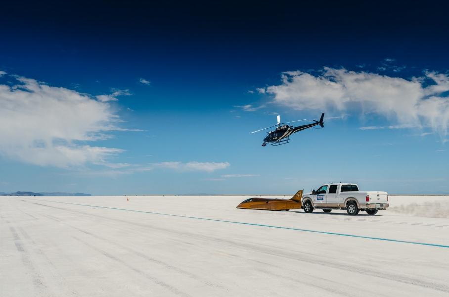 Из-за очень «длинных» передаточных чисел трансмиссии рекордный болид трогается с толкача. «Пикап служит нам первой передачей» — шутит Рон Мейн, сидящий за рулём Форда. Лишь на скорости около 30 километров в час пилот Speed Demon отпускает педаль сцепления и начинает самостоятельный разгон.