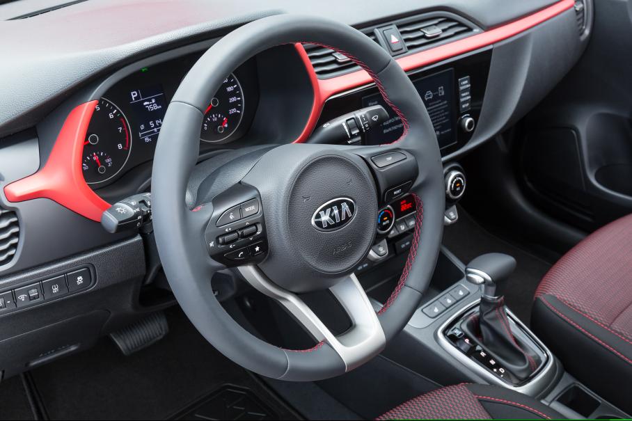 Руль с кнопками и климат-контроль, а также подогрев лобового стекла и форсунок омывателя теперь предлагаются в более доступных комплектациях, чем раньше. А ещё на руле добавилась программируемая клавиша с пиктограммой звёздочки, активирующая выбранную функцию