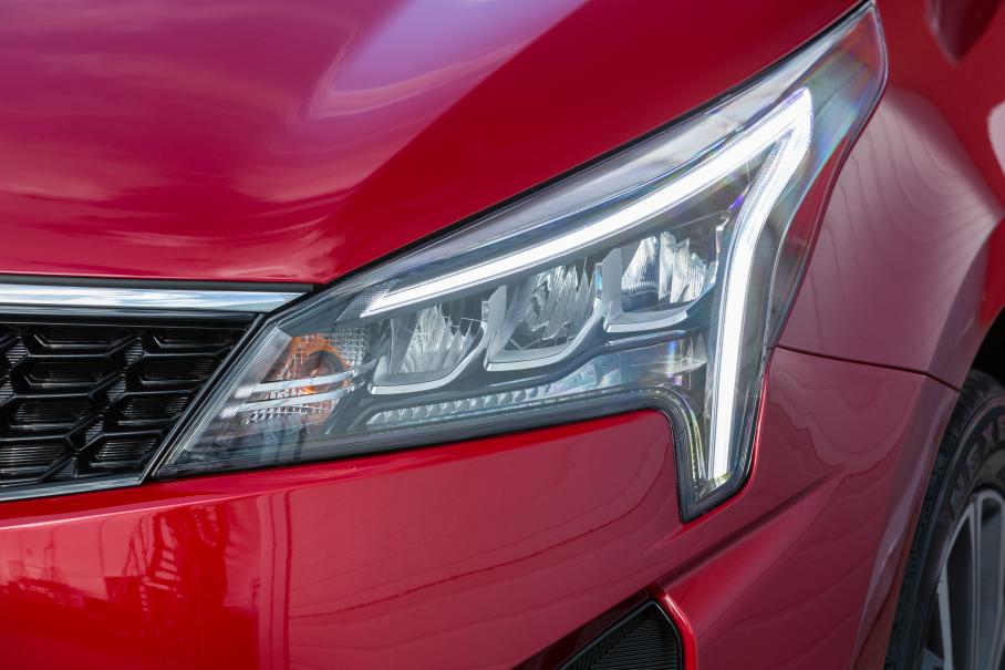 Теперь на Rio предлагается три вида фар: рефлекторный галоген, линзованный галоген и светодиодные рефлекторные со статической подсветкой поворотов. Последние добавились в топ-комплектации Premium за 1 169 900 рублей. Из-за поменявшейся формы переднего бампера кузов стал длиннее на 2 см