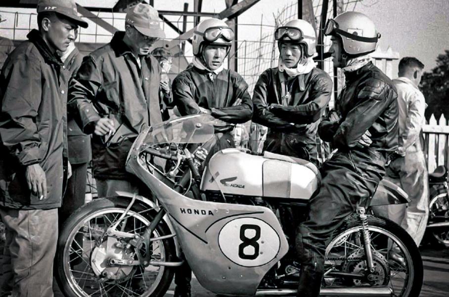 Великая и смертоносная гонка Tourist Trophy на острове Мэн