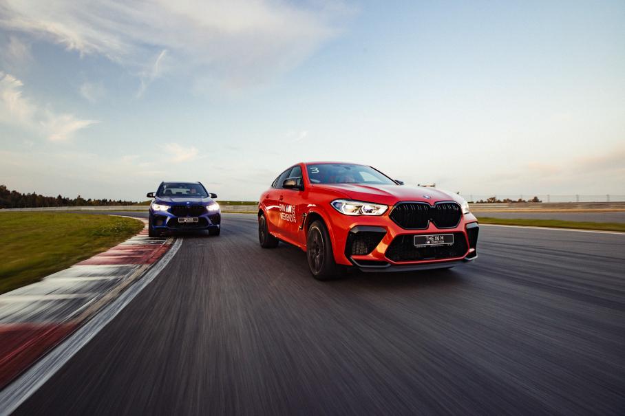 Кроссоверы BMW X и купе BMW M8 на гоночном треке 