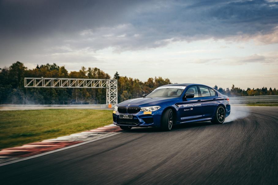 Кроссоверы BMW X и купе BMW M8 на гоночном треке 