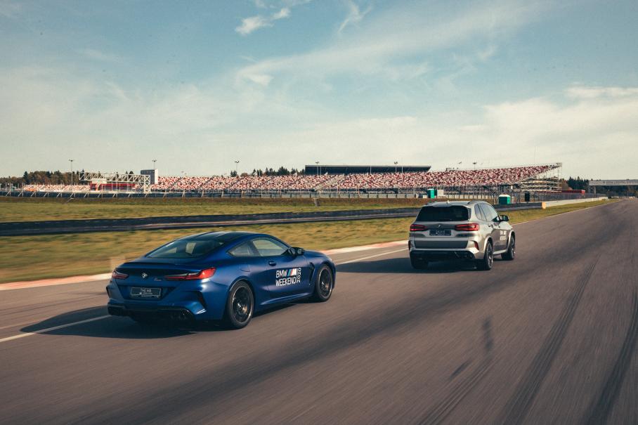 Кроссоверы BMW X и купе BMW M8 на гоночном треке 