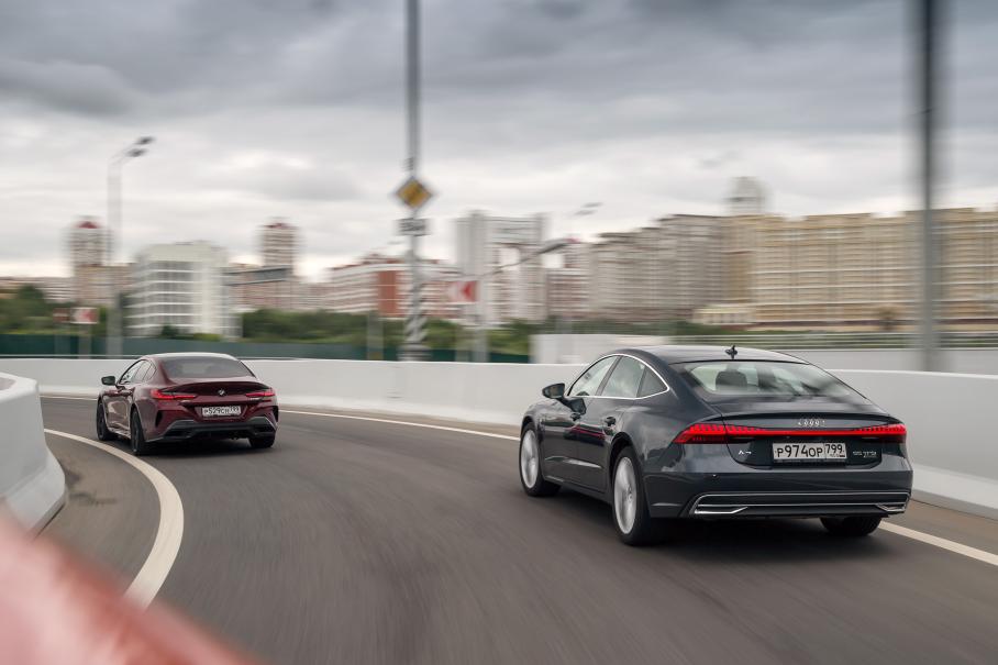 Тормоза обоих «купе» имеют хороший запас эффективности, но водитель взаимодействует с ними по-разному. У BMW педаль по-спортивному тяжёлая и короткоходная, а у Audi более податливая и «глубокая». Всё та же разница в приоритетах