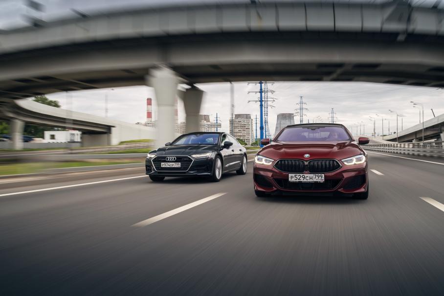 Чем шире возможности искусственного интеллекта, тем более гибкие требуются инструменты для управления им. Обе модели позволяют менять уровень тревожности систем активной безопасности и деактивировать ту или иную их часть. Набор ездовых режимов работы от эко до спорта идентичный, но BMW дополнительно предлагает ещё особо «взорванную» настройку Sport+ отдельно для мотора с коробкой. Зато Audi позволяет менять высоту пневмоподвески. Ещё одно свидетельство того, «что у кого болит»