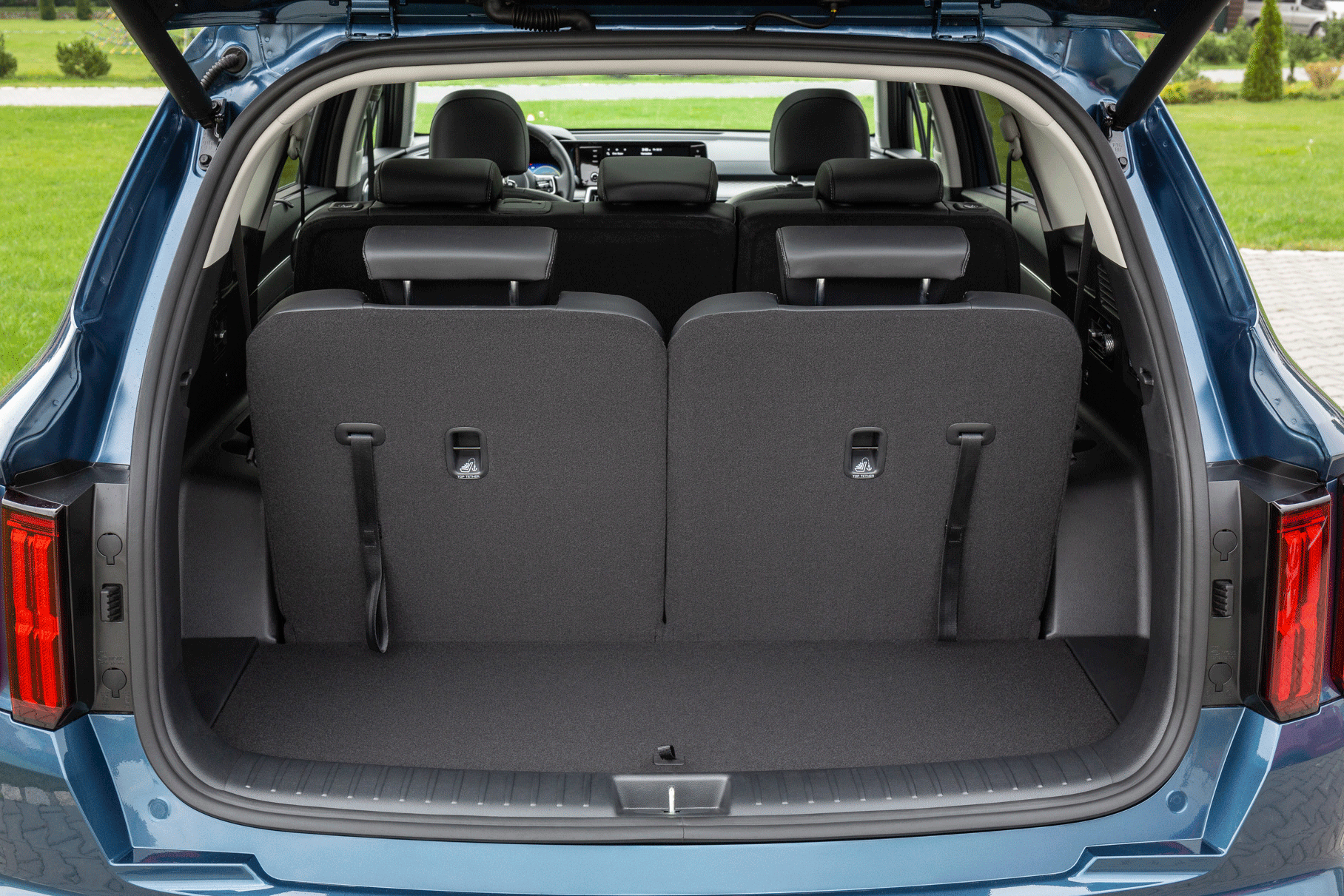 Объём багажника в семиместном исполнении — символические 187 литров, но сложив третий ряд, его можно увеличить до 616–821 литра (в зависимости от положения дивана второго ряда). В пятиместном варианте багажник крупнее: 705–910 литров. А оставив только кресла первого ряда, вы получите отсек ёмкостью более двух кубометров.