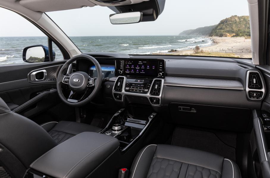 Пока что альтернативы тёмному салону нет, но в следующем году может появиться двухцветный интерьер (тёмный верх, светлый низ)