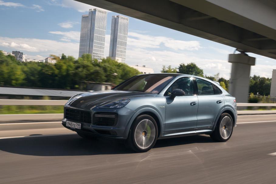 Традиционно для Porsche в наличии «обгонная» функция Sport Response. Нажатие клавиши активирует «режим берсерка», когда на промежуток в 20 секунд все системы замотивированы на максимально возможную отдачу. Сопутствующий эффект: при резком закрытии дросселя выстрелы в выпускном тракте громче, чем просто при езде открытой заслонкой. Поэтому я в основном баловался этой штукой в тоннелях