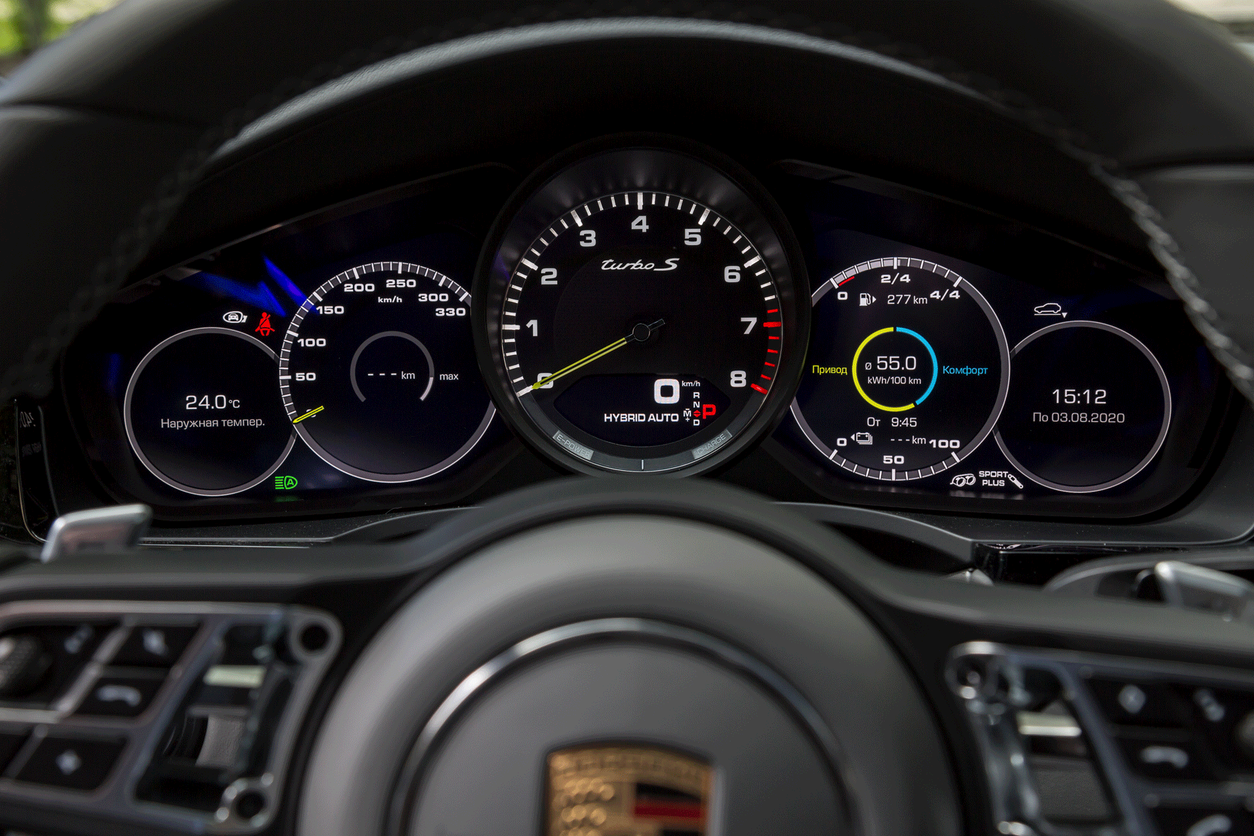 В нижней части циферблата тахометра бегает светодиодный энергомаятник — это индикация процессов и интенсивности зарядки и разрядки батареи в реальном времени. Заполнение шкалы из центра вправо — зарядка от двс или рекуперация при торможении; влево — отдача энергии при ускорениях