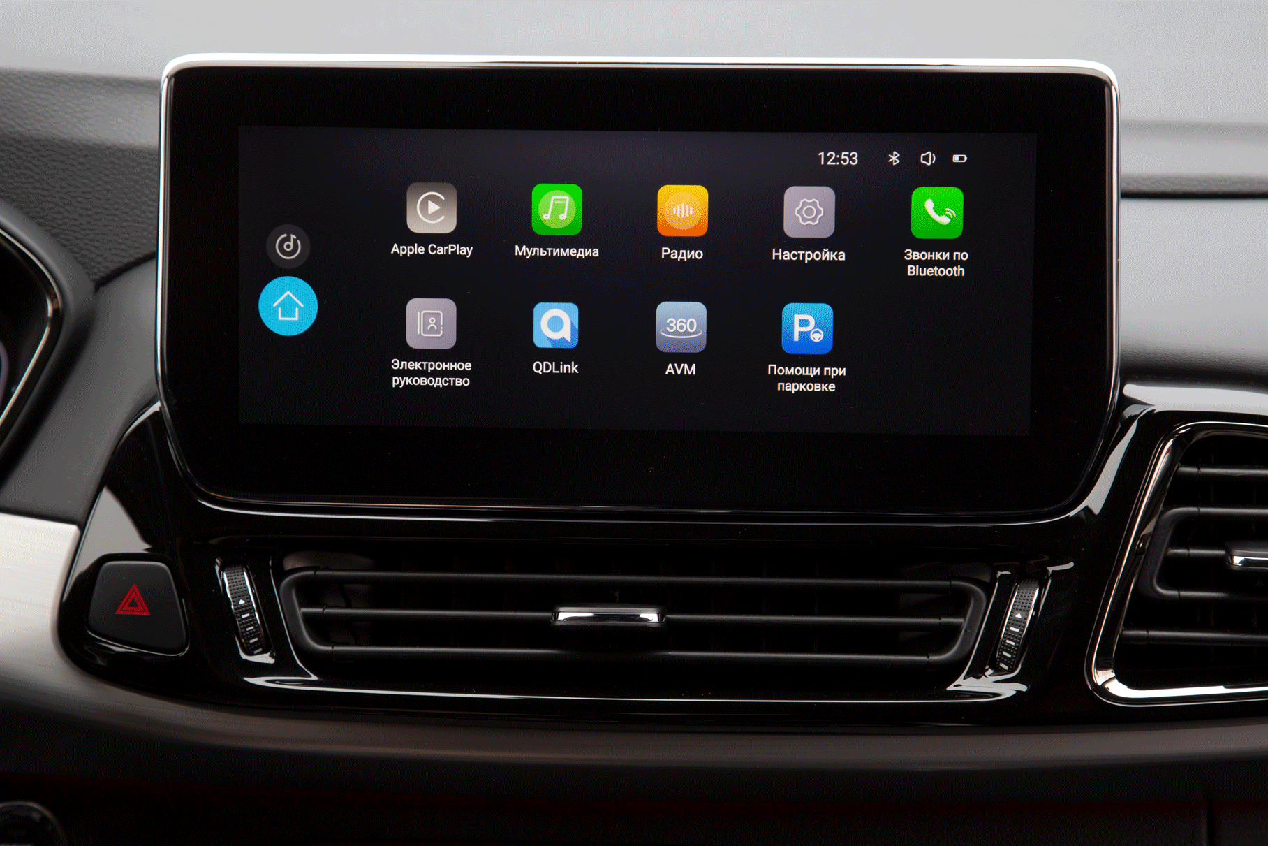 Графика мультимедийки до скромности лаконична, а логика меню не совсем интуитивна. Со смартфоном система дружит даже слишком тесно: если во время звонка на телефоне разорвать Bluetooth-соединение, автомобиль вновь его перехватит. Музыка нормальная: чудес акустика Arkamys с 8 динамиками (6 в базе) не демонстрирует, но звучит неплохо