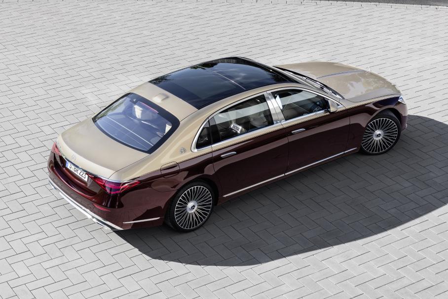 Общая длина Mercedes-Maybach S-Class — 5469 миллиметров. Для сравнения: обычный S-Class от кончика «носа» до кормы насчитывает 5179 миллиметров, Long версия — 5289. Колёсная база в порядке убывания: 3396, 3216 и 3106 миллиметров соответственно.