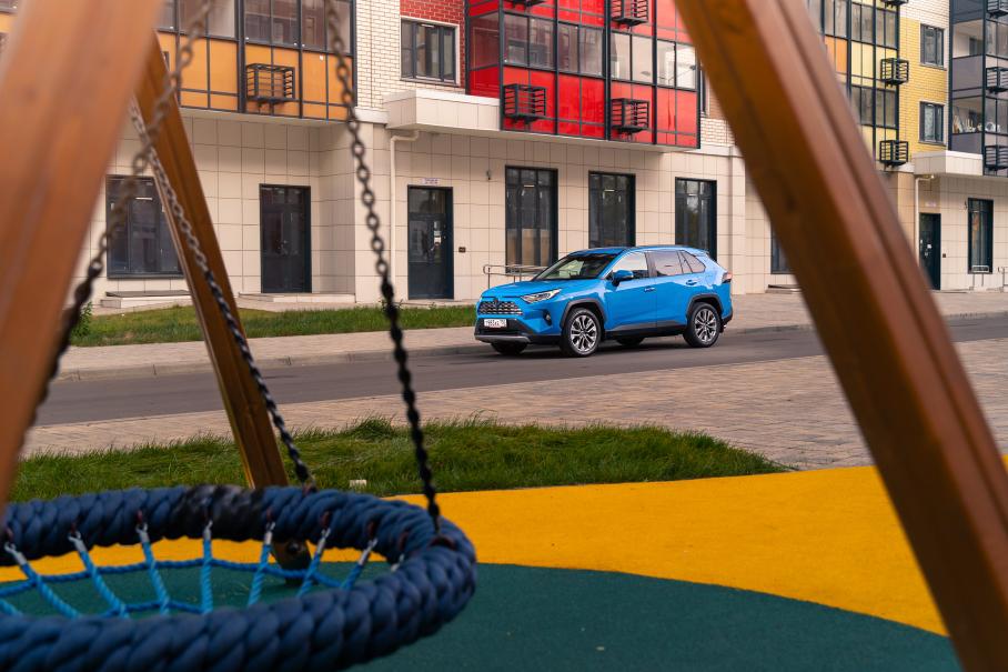 Рассматриваем в деталях и ездим на Toyota RAV4: часть 1