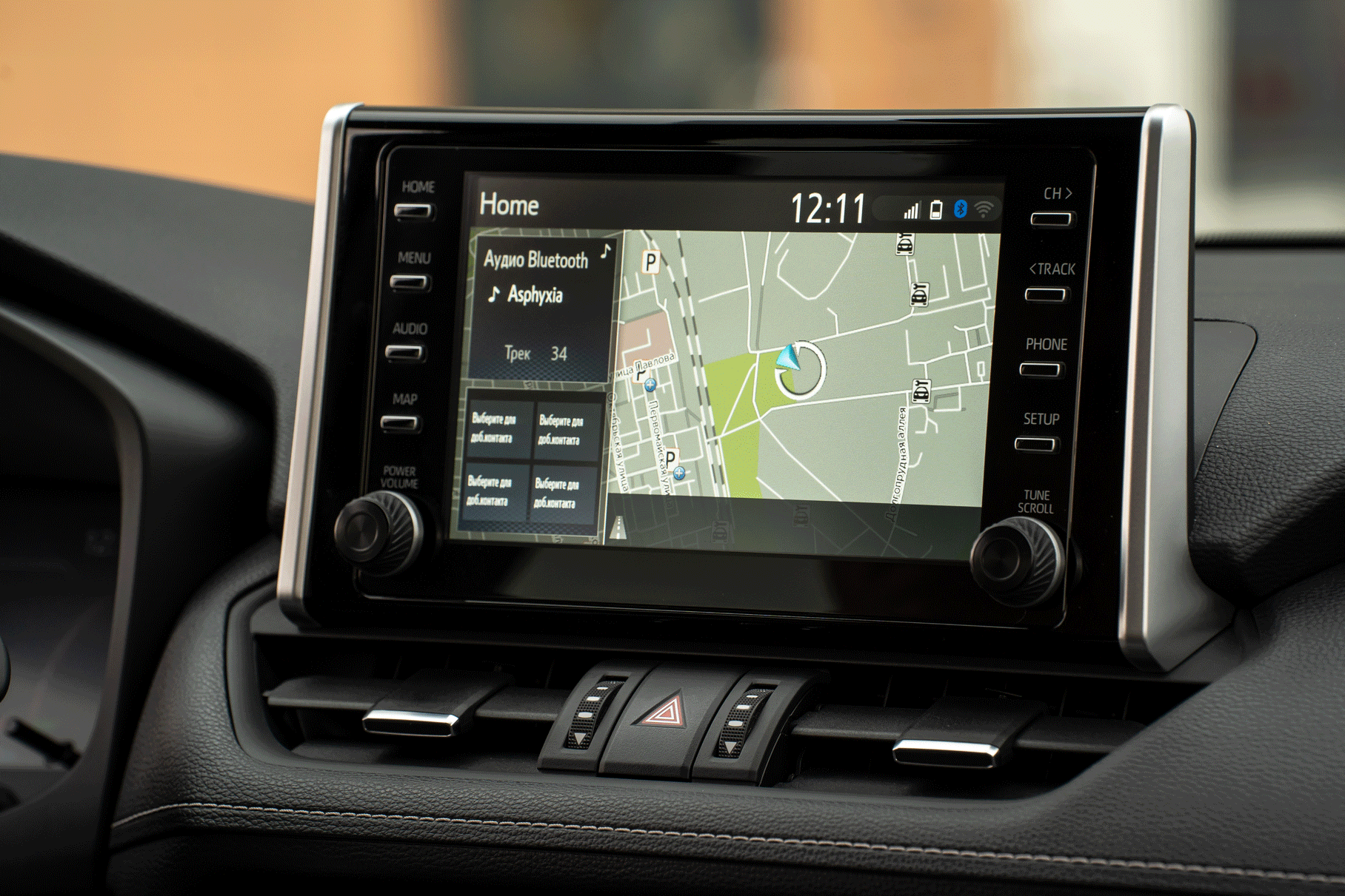 Графика меню и навигации весьма посредственная. От кругового видеообзора из-за низкого разрешения камер пользы тоже не очень много, но какие-то крупные препятствия разглядеть можно