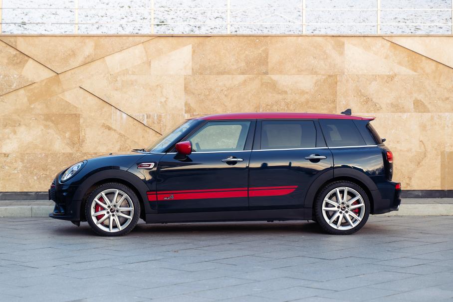 Тестируем самый быстрый Mini. И это... шестидверный универсал