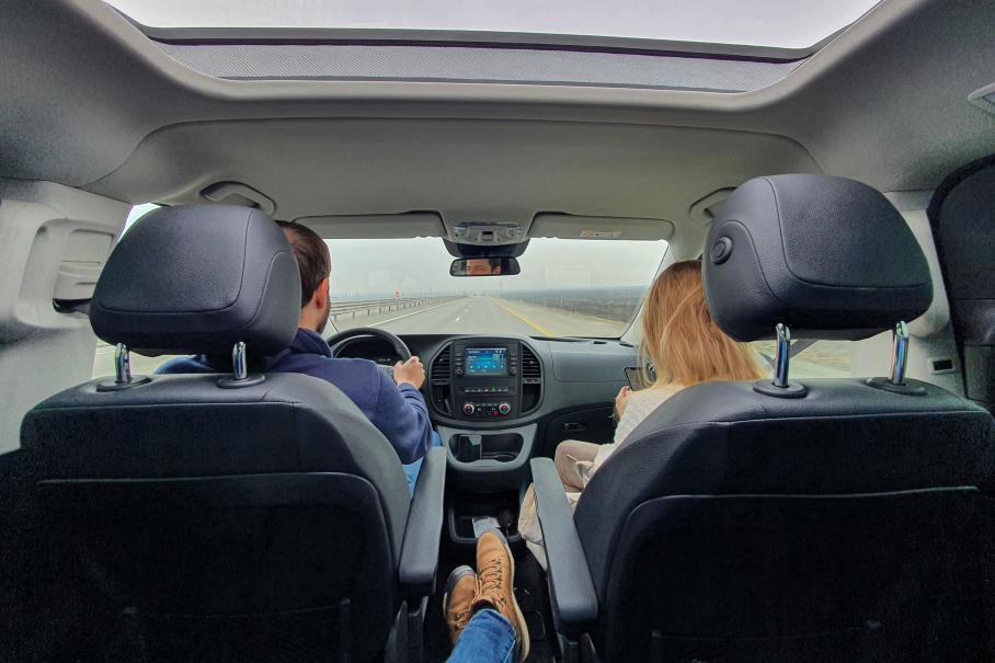 Проход между передними сиденьями нужен не только для того, чтобы сделать центральное место в салоне самым комфортным. За небольшую доплату передние кресла устанавливаются на поворотное основание, позволяюще обращать их назад. А ещё так можно проникать в пассажирский отсек без выхода на улицу — например, к детям