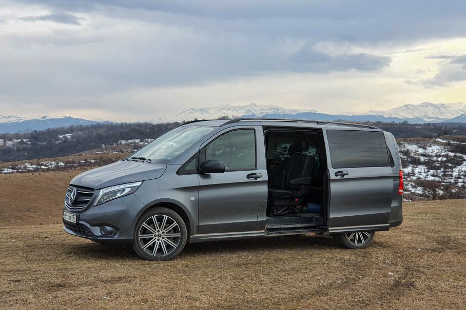 У Vito с V-Классом (экс-Viano) общий кузов и большая часть агрегатов, но отличаются интерьеры, опции, материалы отделки и некоторые варианты агрегатов. Например, только у Vito доступны совсем слабые двигатели и передний привод. Условно Vito относится к коммерческой линейке, а V-Class — к легковой