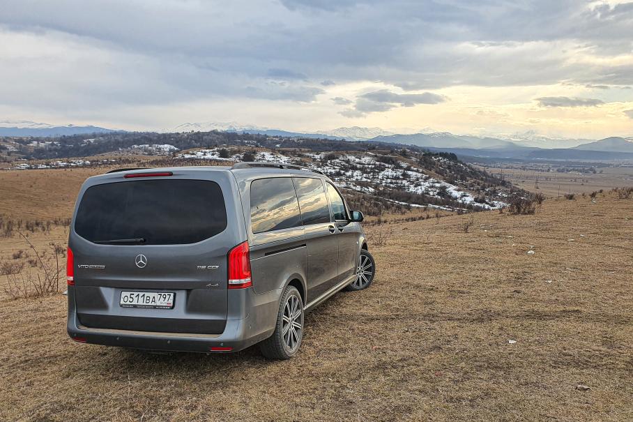 Диаметр разворота 13 м — внезапно почти как у легковушки. Это удобно как в городе, так и в подобных условиях, где пологий склон внезапно переходит в коварный крутой