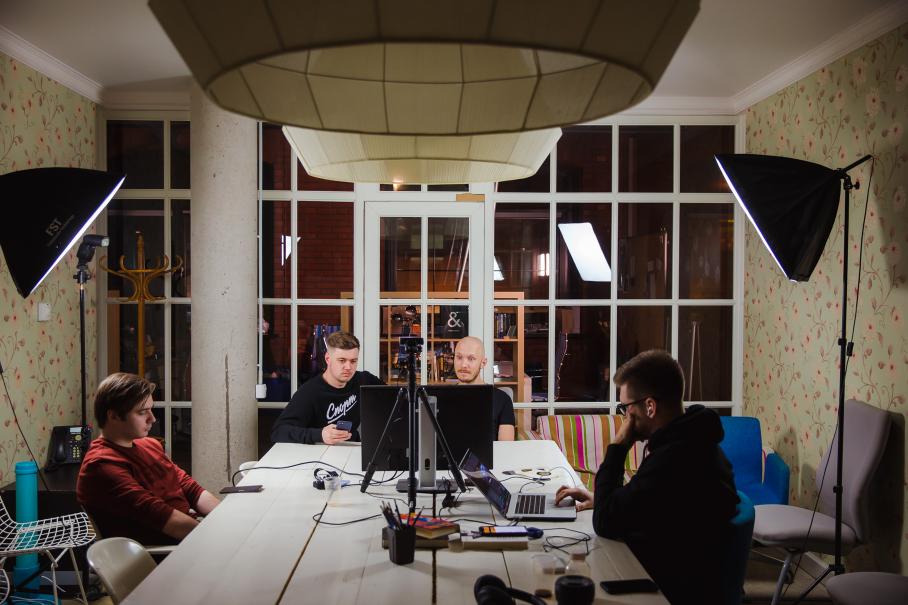 Это не реконструкция знаменитой фрески да Винчи — просто Petrolhead Battle за работой