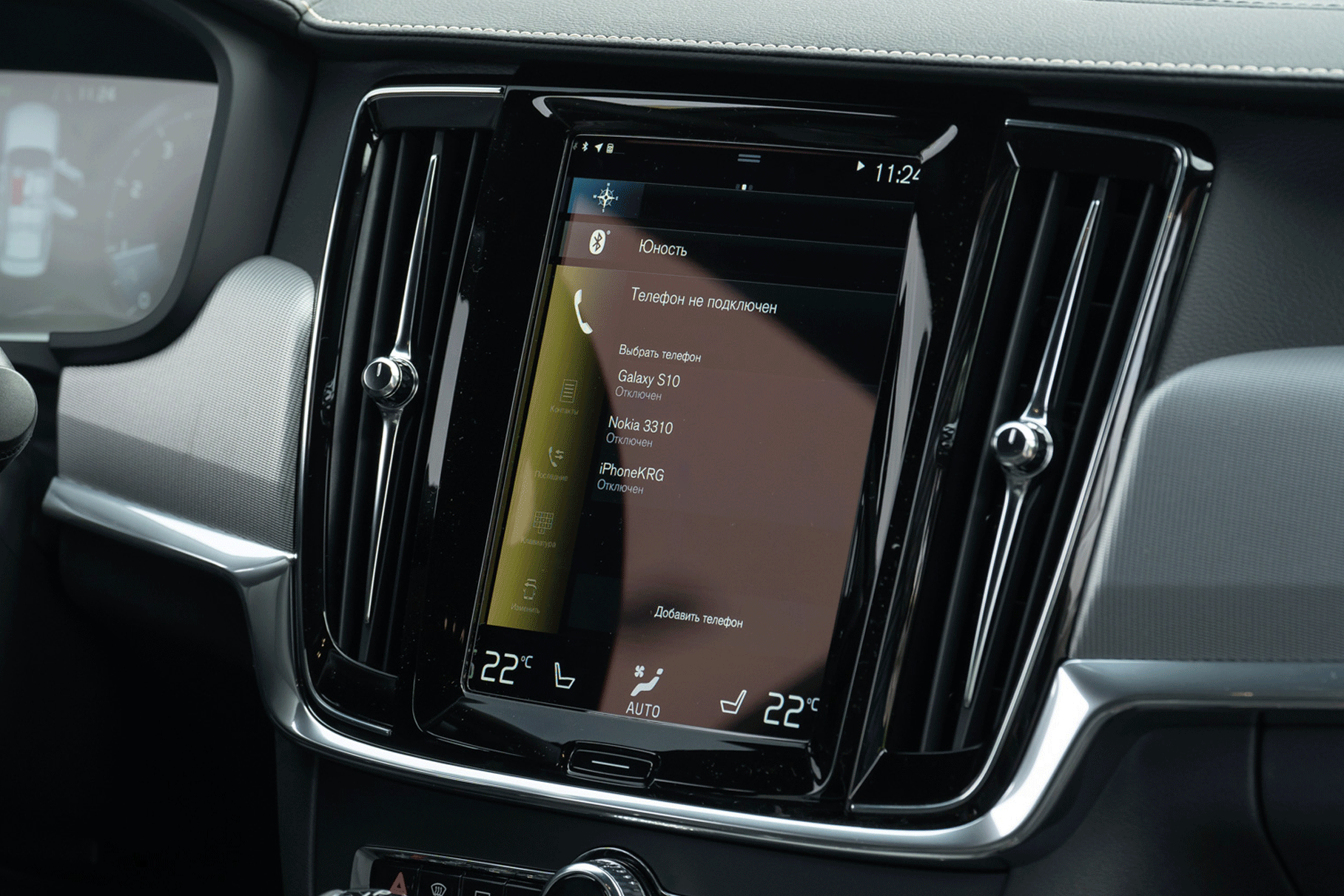 Вау-эффект от большого вертикального «тесла-дисплея» давно померк. Сейчас мрачноватый дизайн и своеобразная логика интерфейса Volvo уже не свежи, и на фоне крутой мерседесовской MBUX это заметно особенно сильно