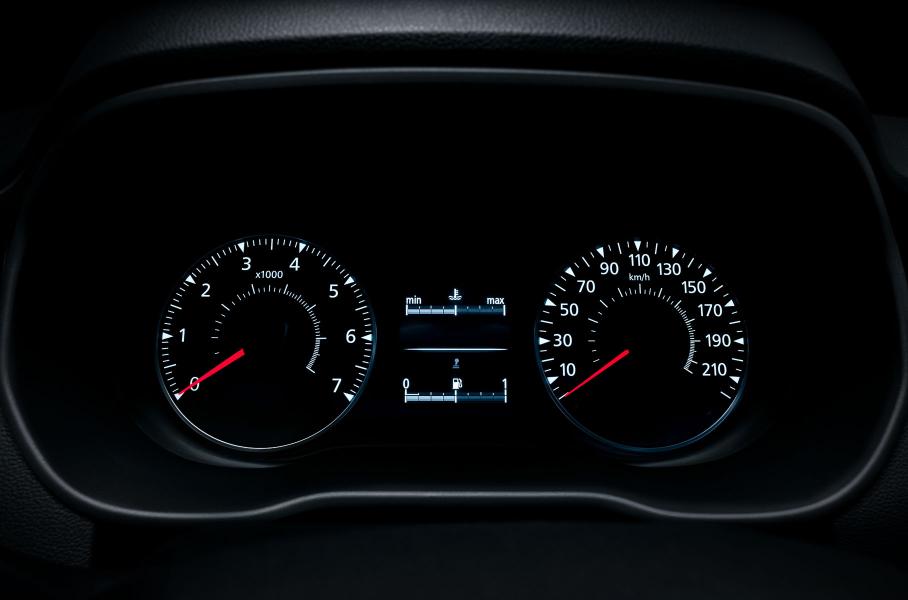 Между тахометром и спидометром имеется 3,5-дюймовый экранчик