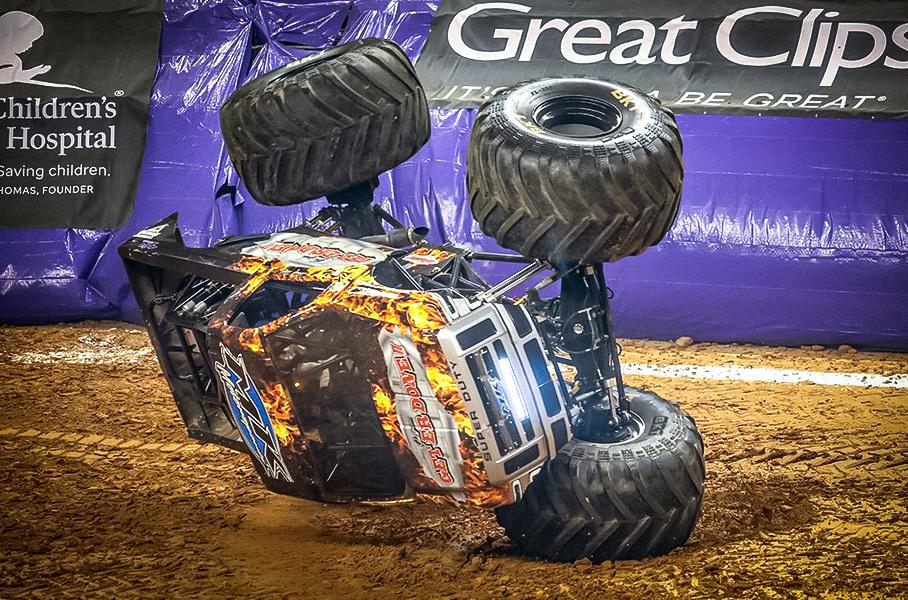 Физике тут не место: что такое «монстр-трак»?