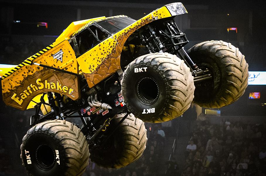 Физике тут не место: что такое «монстр-трак»?