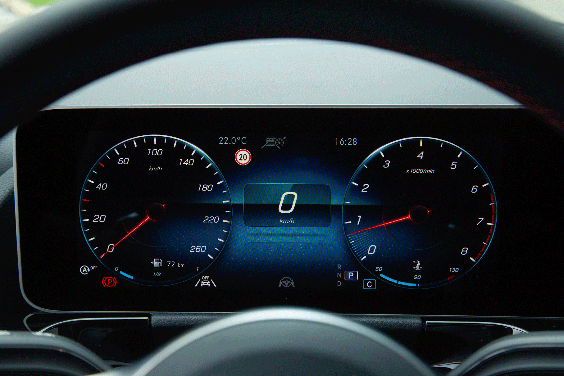 Жаль, но приборная панель в виде экрана диагональю 10,25 дюйма — не стандартное оснащение, а опция за 54 000 рублей