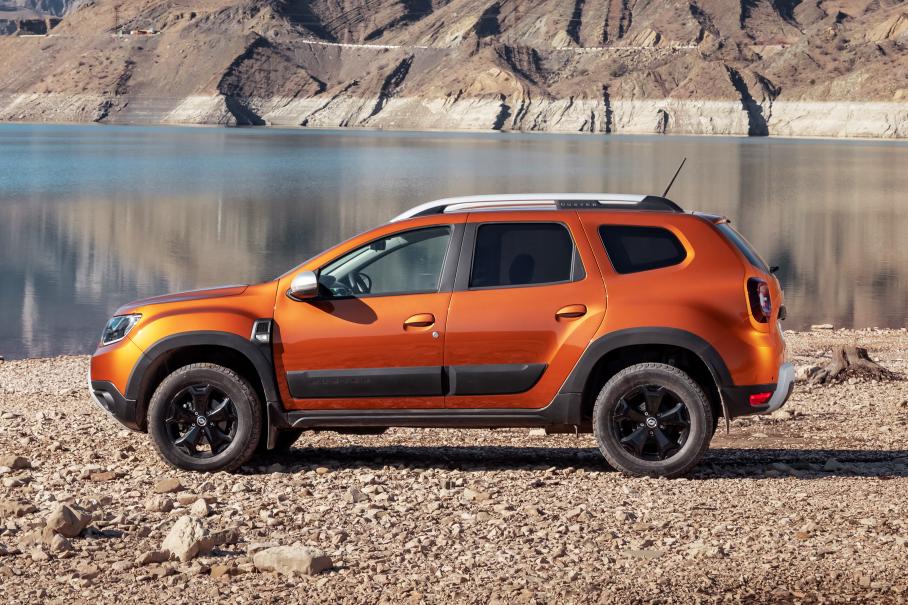 Дорожный просвет остался прежним: 210 миллиметров под защитой двигателя. Колёсная база не изменилась, а свесы стали даже немного короче. То есть геометрическая проходимость не только не пострадала, но и стала немного лучше: угол въезда — 31 градус, съезда — 33 градуса. Кстати, в числе опций значатся даже внедорожные шины со «злым» рисунком протектора