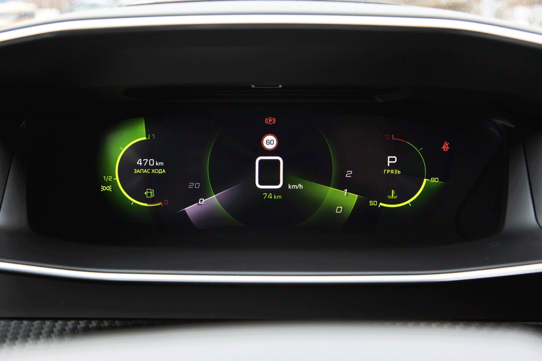 Цифровая приборка оснащена проекционным слоем, на который часть данных висит в воздухе поверх основного дисплея. Ну разве не такую аппаратуру мы видели в космических сагах! При выборе синей цветовой схемы надо быть внимательным с пиктограммой дальнего света — она сливается с прочими данными, поэтому пока меня не обморгали со встречки, не заметил, что следует вернуть ближний.
