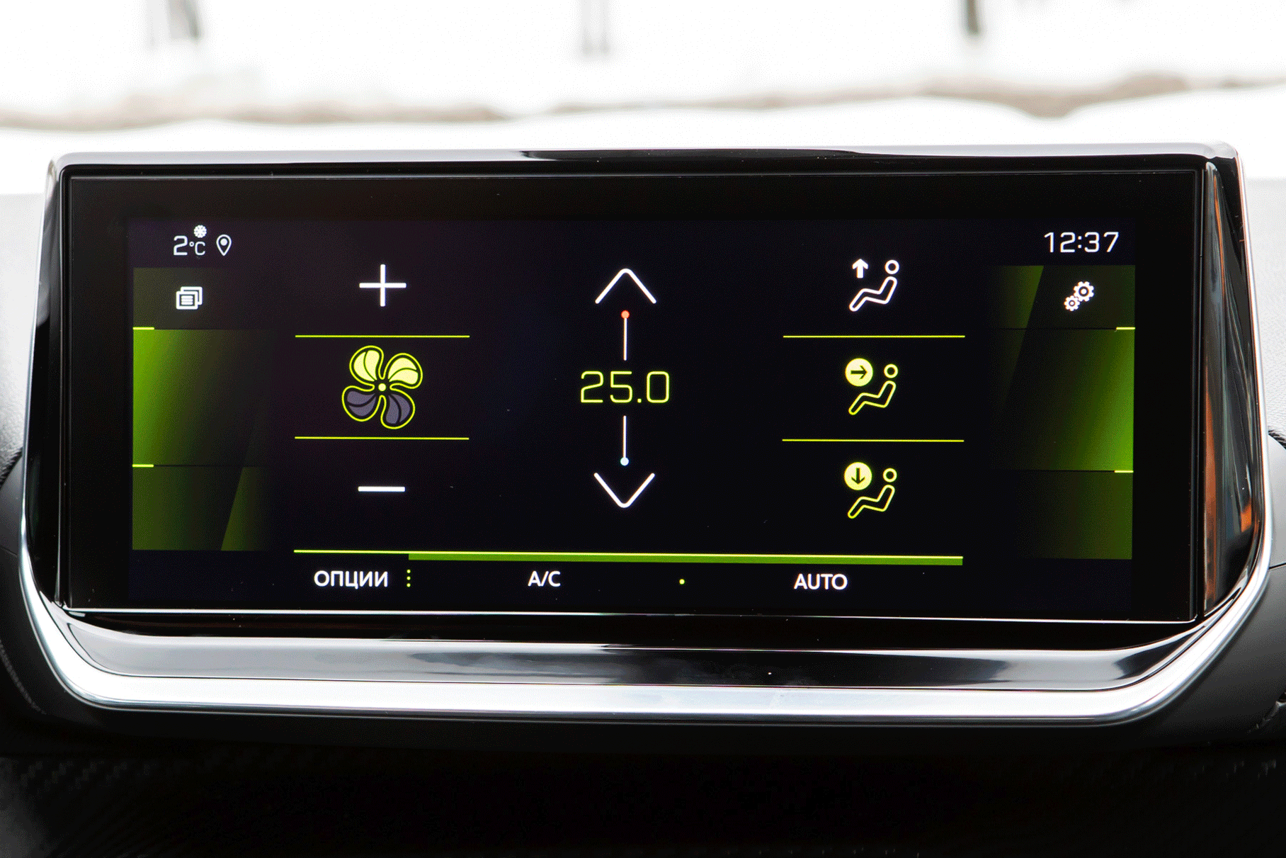 Мультимедийка красивая и современная, но лишний раз с ней иметь дело не хочется. Интерфейс неинтуитивный и не слишком функциональный. Но если заблудиться, то тычок в дисплей одновременно тремя пальцами всегда приведёт на домашний экран.